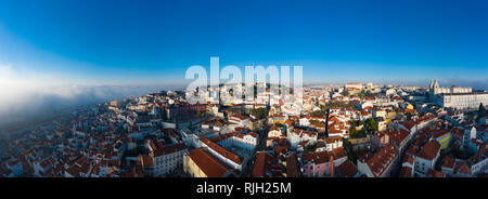 Panoramablick über Lissabon; alte gelbe Dächer in der portugiesischen Hauptstadt Stockfoto