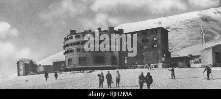 Skifahrer auf Gran Sasso, L'Aquila, Abruzzen, Italien, 1930 Stockfoto