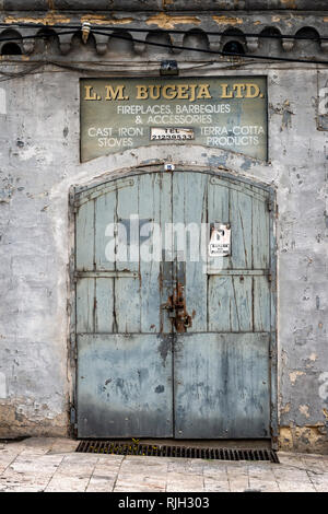 Alte bemalten Türen zu einem Shop/Lager in Valletta, Malta. Stockfoto