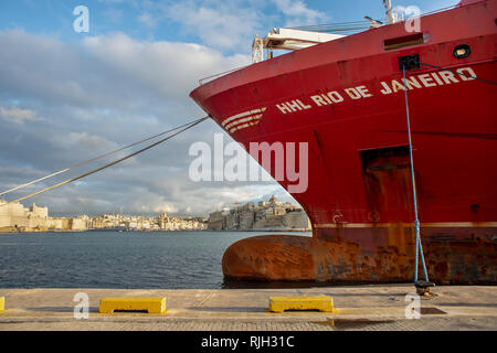 Bug des HHL Rio De Janerio Frachtschiff günstig an den Docks in Valletta Malta. Stockfoto