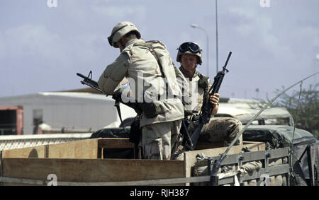 16. Oktober 1993 verlässt UNOSOM Hauptquartier, U.S. Army infantry Soldaten von C Unternehmen 1/87 Kopf heraus auf die Straßen von Mogadischu, Somalia auf der Rückseite ein M 35 Truck. Stockfoto