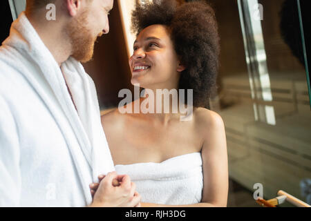 Junge Mann und die Frau in der luxuriösen Spa und Wellness Center Stockfoto