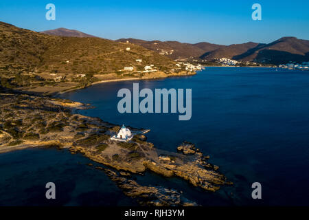 Luftaufnahme der Kirche St. Pantaleon in der vilage, Amorgos Katapola Insel, Kykladen, Ägäis, Griechenland Stockfoto