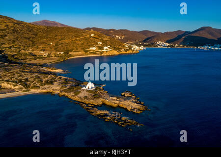 Luftaufnahme der Kirche St. Pantaleon in der vilage, Amorgos Katapola Insel, Kykladen, Ägäis, Griechenland Stockfoto
