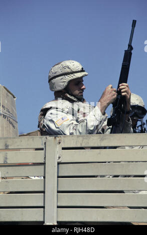 16. Oktober 1993 verlässt UNOSOM Hauptquartier, U.S. Army infantry Soldaten von C Unternehmen 1/87 Kopf heraus auf die Straßen von Mogadischu, Somalia auf der Rückseite ein M 35 Truck. Stockfoto