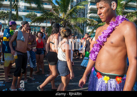 RIO DE JANEIRO - Februar, 2016: Einen Nachmittag banda Straßenfest in Ipanema zeichnet junge Brasilianer in humorvolle Kostüme während der Stadt Karneval. Stockfoto