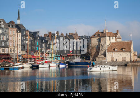 Eine Yacht Segel aus dem Alten Hafen oder Vieux Bassin von St. Catherine's Quay in Honfleur, Normandie, Frankreich. Stockfoto