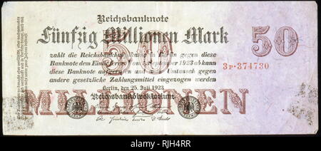 50.000.000 Mark Banknote, in Deutschland, 1923, in einem Zeitraum zwischen 1918 und Januar 1924, die Deutsche Mark erlitten Hyperinflation. Sie verursacht erhebliche innere politische Instabilität des Landes, die Besetzung des Ruhrgebiets durch ausländische Truppen sowie Elend für die Bevölkerung Stockfoto