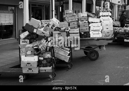 Kisten auf Schubkarren in Surrey Street Market Croydon England gestapelt Stockfoto