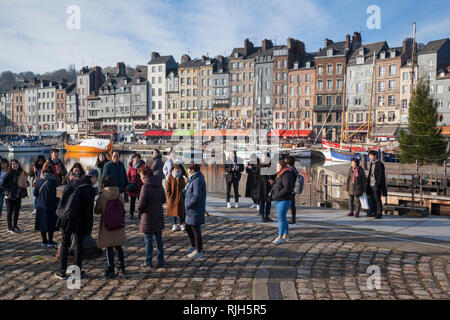 Eine japanische Reisegruppe genießen Sie den Hafen oder Vieux Bassin in Honfleur, Normandie, Frankreich. Stockfoto