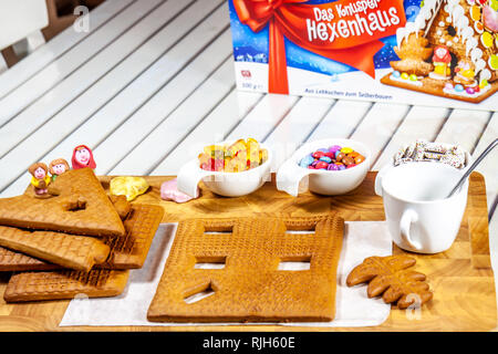 ESSEN/Deutschland - am 27. Januar 2019: Zutaten für den Aufbau einer Lebkuchen Haus. Stockfoto