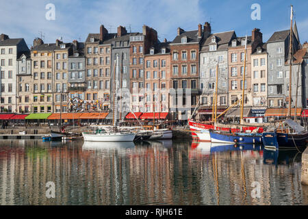 Bunten segeln Boote auf der St. Catherine's Quay, der alte Hafen von Honfleur, Normandie, Frankreich. Stockfoto