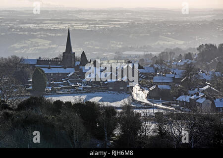 Crich Dorf im Schnee mit der Kirche St. Mary Stockfoto