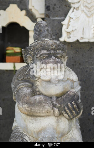 Steinerne Statue außerhalb der Tempel in Seminyak, Bali, Indonesien Stockfoto