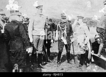 Grand Duke Nicholas (hohe Gestalt (Mitte), im Jahre 1915, während des Zweiten Weltkrieges ein. Grand Duke Nicholas Nikolaevich von Russland (1856 - 1929) war ein russischer General im Ersten Weltkrieg (1914-1918). Ein Enkel des Kaisers Nikolaus I. von Russland, war er Oberbefehlshaber der russischen Armee Einheiten auf der Vorderseite im ersten Jahr des Krieges, und wurde später eine erfolgreiche Commander-in-chief in der Kaukasus Region. Er war kurz als Zar, Kaiser von Russland 1922 in den unter der Kontrolle der Weißen Armeen Bewegung im Russischen Fernen Osten erkannt. Stockfoto