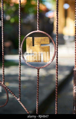 Goldenen Hakenkreuz Symbol, ein altes Symbol vieler Religionen, vor einem Tempel in Seminyak, Bali, Indonesien Stockfoto