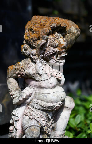 Steinerne Statue außerhalb der Tempel in Seminyak, Bali, Indonesien Stockfoto