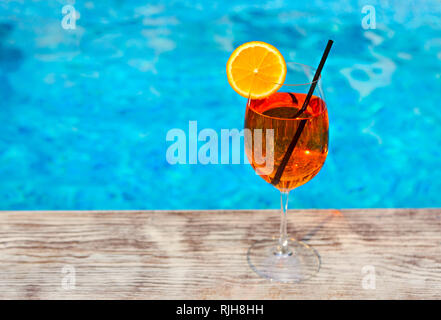 Glas Aperol Spritz Cocktail am Pool im tropischen Resort riechen Stockfoto