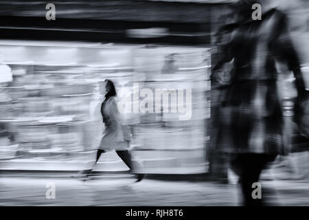 Shopping in Venedig bei Nacht, beleuchtete Geschäfte, verschwommenes Foto, Schwarz und Weiß, Venetien, Italien, Südeuropa Stockfoto