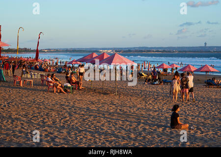 Menschen entspannen am Strand, Seminyak, Bali, Indonesien Stockfoto