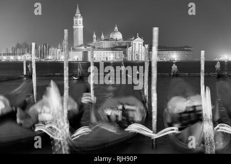 Blick von Riva degli Schiavoni in Canale di San Marco, Chiesa di San Giorgio Maggiore e Chiostri mit dem Campanile di San Giorgi, Venedig, Italien Stockfoto