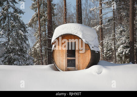 Runder Lauf Sauna im Schnee Stockfoto