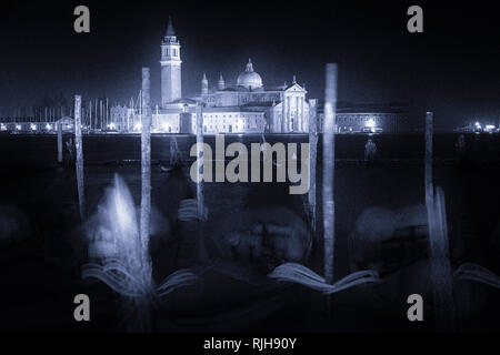 Blick von Riva degli Schiavoni in Canale di San Marco, Chiesa di San Giorgio Maggiore e Chiostri mit dem Campanile di San Giorgi, Venedig, Italien Stockfoto