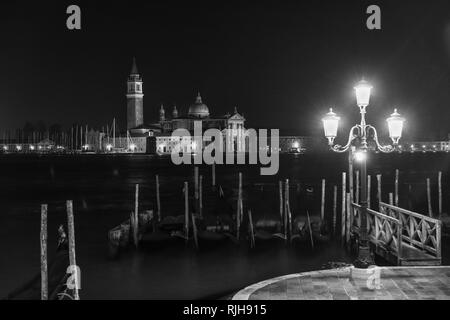 Blick von Riva degli Schiavoni in Canale di San Marco, Chiesa di San Giorgio Maggiore e Chiostri mit dem Campanile di San Giorgi, Venedig, Italien Stockfoto