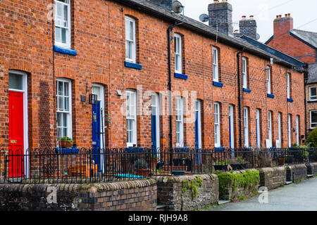 Industriegeschichte in Großbritannien: Eine Reihe von kleinen Klassiker aus dem 19. Jahrhundert Backstein artisan cottages Reihenhäuser in der Gießerei Terrasse, Llanidloes Wales UK - integrierter Arbeitnehmer in der nahe gelegenen Eisengießerei in der Stadt zu Haus Stockfoto