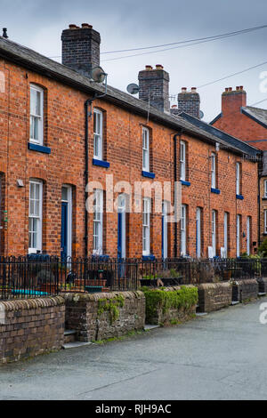 Industriegeschichte in Großbritannien: Eine Reihe von kleinen Klassiker aus dem 19. Jahrhundert Backstein artisan cottages Reihenhäuser in der Gießerei Terrasse, Llanidloes Wales UK - integrierter Arbeitnehmer in der nahe gelegenen Eisengießerei in der Stadt zu Haus Stockfoto