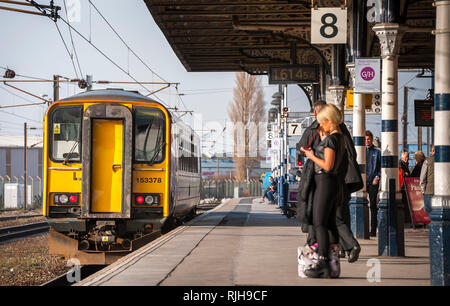 Klasse 153 Personenzug auf einem Bahnhof, England warten. Stockfoto