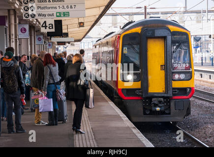 Klasse 158 Express sprinter Personenzug in East Midlands Trains Livree auf einem Bahnhof Plattform in Großbritannien warten. Stockfoto