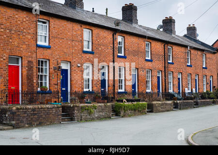 Industriegeschichte in Großbritannien: Eine Reihe von kleinen Klassiker aus dem 19. Jahrhundert Backstein artisan cottages Reihenhäuser in der Gießerei Terrasse, Llanidloes Wales UK - integrierter Arbeitnehmer in der nahe gelegenen Eisengießerei in der Stadt zu Haus Stockfoto