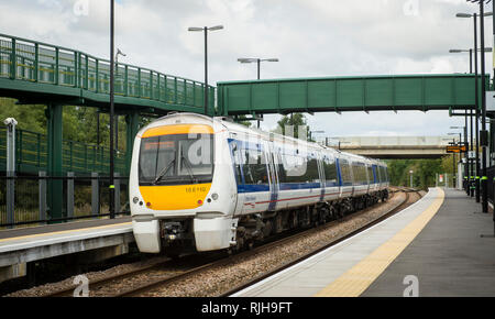 Klasse 168 Clubman Personenzug in der Chiltern Railways livery an einem Bahnsteig in Großbritannien warten. Stockfoto