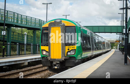 Klasse 172 Turbostar Personenzug in London Midland Livree auf einem Bahnsteig in Großbritannien warten. Stockfoto