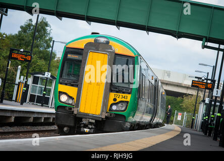 Klasse 172 Turbostar Personenzug in London Midland Livree auf einem Bahnsteig in Großbritannien warten. Stockfoto