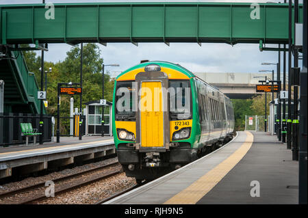 Klasse 172 Turbostar Personenzug in London Midland Livree auf einem Bahnsteig in Großbritannien warten. Stockfoto