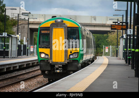 Klasse 172 Turbostar Personenzug in London Midland Livree auf einem Bahnsteig in Großbritannien warten. Stockfoto