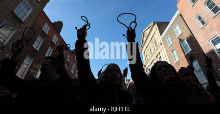 Der GP halten ihre stethoskope bei einem Protest über die Finanzierung des Gesundheitswesens außerhalb Leinster House in Dublin. Stockfoto