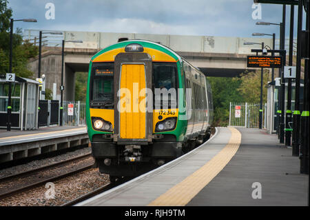 Klasse 172 Turbostar Personenzug in London Midland Livree auf einem Bahnsteig in Großbritannien warten. Stockfoto