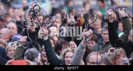 Der GP halten ihre stethoskope bei einem Protest über die Finanzierung des Gesundheitswesens außerhalb Leinster House in Dublin. Stockfoto