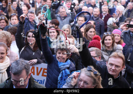 Der GP halten ihre stethoskope bei einem Protest über die Finanzierung des Gesundheitswesens außerhalb Leinster House in Dublin. Stockfoto