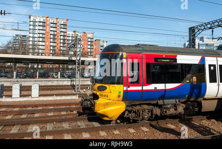 Zug der Klasse 333 in Northern Rail Lackierung am Bahnhof Leeds, England. Stockfoto