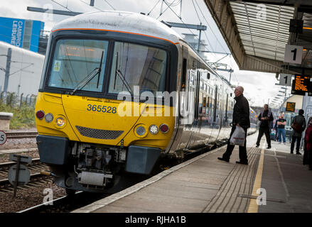 Klasse 365 Networker Express Dual voltage Electric Multiple Unit Train in Great Northern livery an einem Bahnhof in Großbritannien warten. Stockfoto