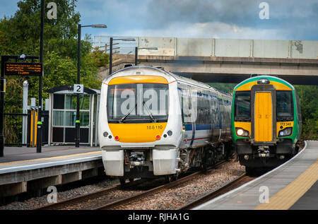 Turbostar-Personenzug der Klasse 172 in London Midland-Lackierung mit einem Clubman der Klasse 168 in Chiltern Railways-Lackierung. Stockfoto