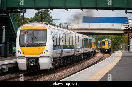 Turbostar-Personenzug der Klasse 172 in London Midland-Lackierung mit einem Clubman der Klasse 168 in Chiltern Railways-Lackierung. Stockfoto