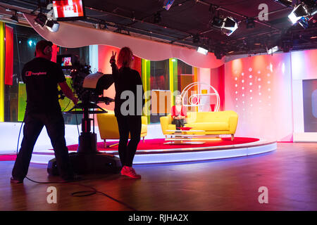 Menschen bei der Arbeit im Studio an Tinopolis Fernsehen, Llanelli, Wales, UK, während einer Live-Übertragung des täglichen Walisische Sprache abend Magazin' Heno'. Stockfoto