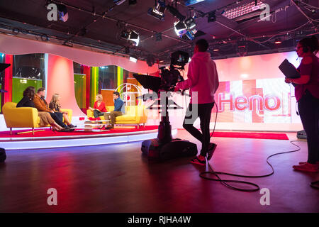 Menschen bei der Arbeit im Studio an Tinopolis Fernsehen, Llanelli, Wales, UK, während einer Live-Übertragung des täglichen Walisische Sprache abend Magazin' Heno'. Stockfoto