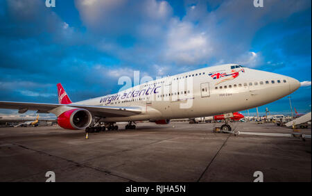 Virgin Atlantic Boeing 747-400 Jumbo Jet warten auf dem Vorfeld des Flughafen Gatwick in der Abenddämmerung. Stockfoto