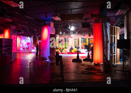 Menschen bei der Arbeit im Studio an Tinopolis Fernsehen, Llanelli, Wales, UK, während einer Live-Übertragung des täglichen Walisische Sprache abend Magazin' Heno'. Stockfoto